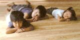 写真：うずくりの床に寝転ぶ子どもたち